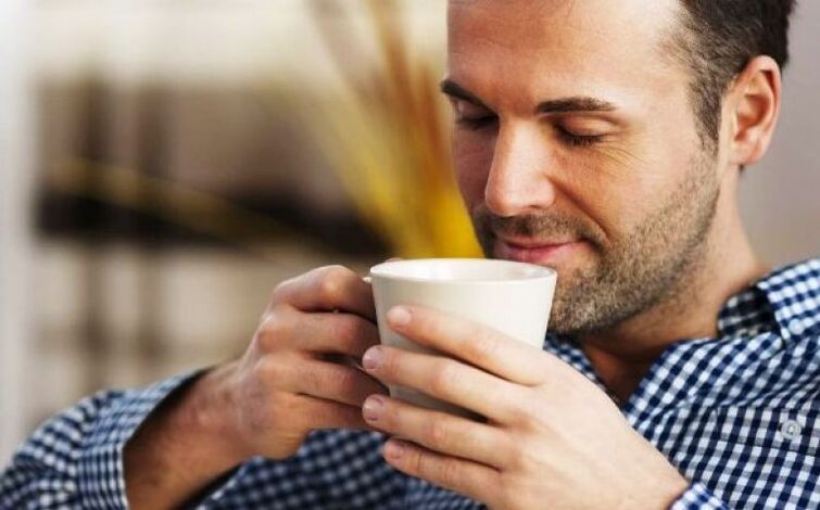 男人喝一杯杂草茶可以增强效力